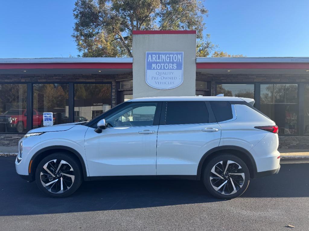 2022 Mitsubishi Outlander ES's photo